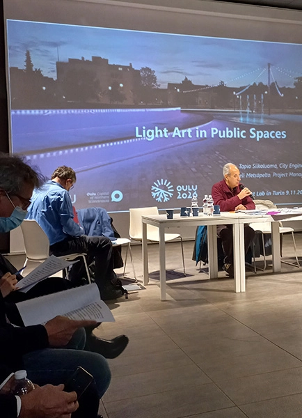 Sessione di lavoro tra gli operatori 
(introduzione di F. Maltese, Responsabile Ufficio Luci d'Artista della Città di Torino)
